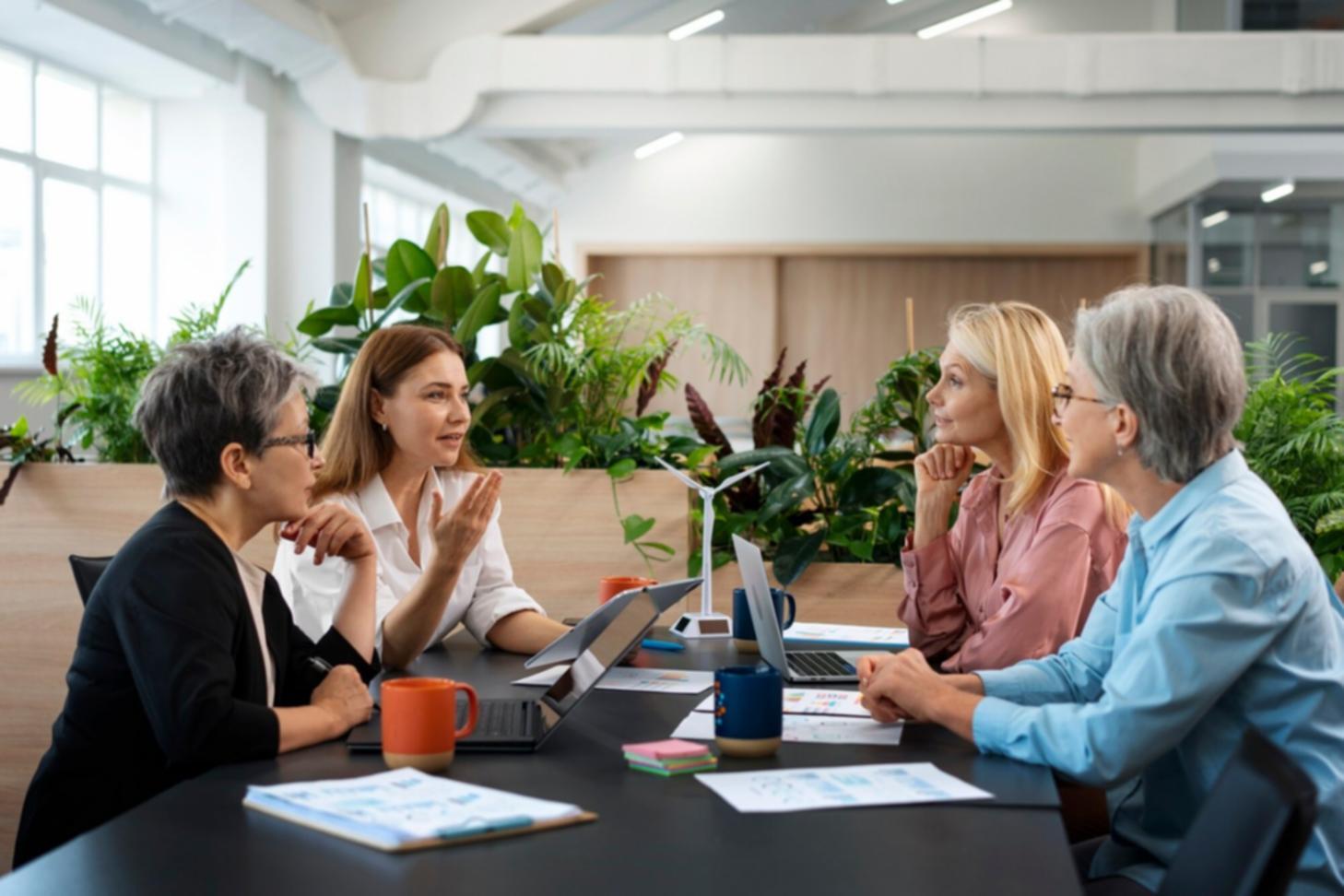 Equipo de rionarius trabajando en análisis financiero para empresas